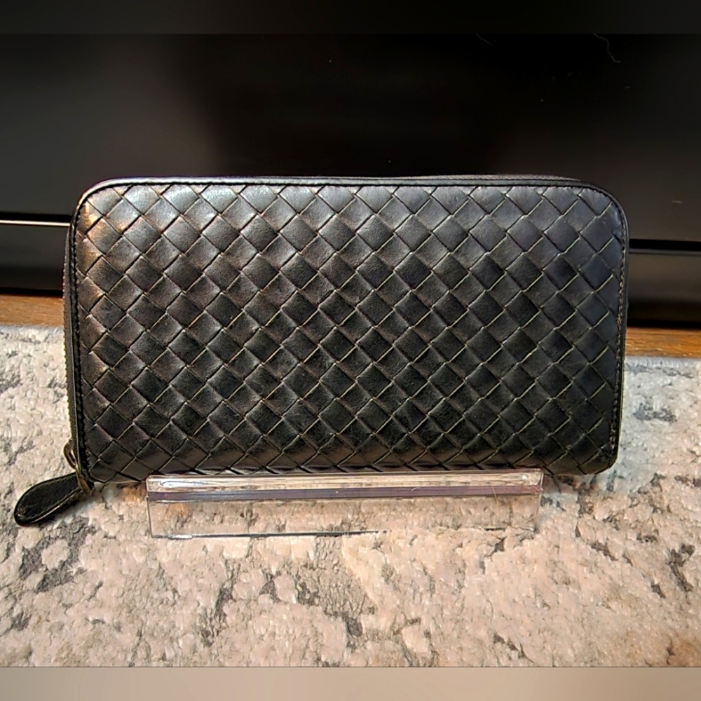 Bottega Veneta Black Leather Zippy Wallet